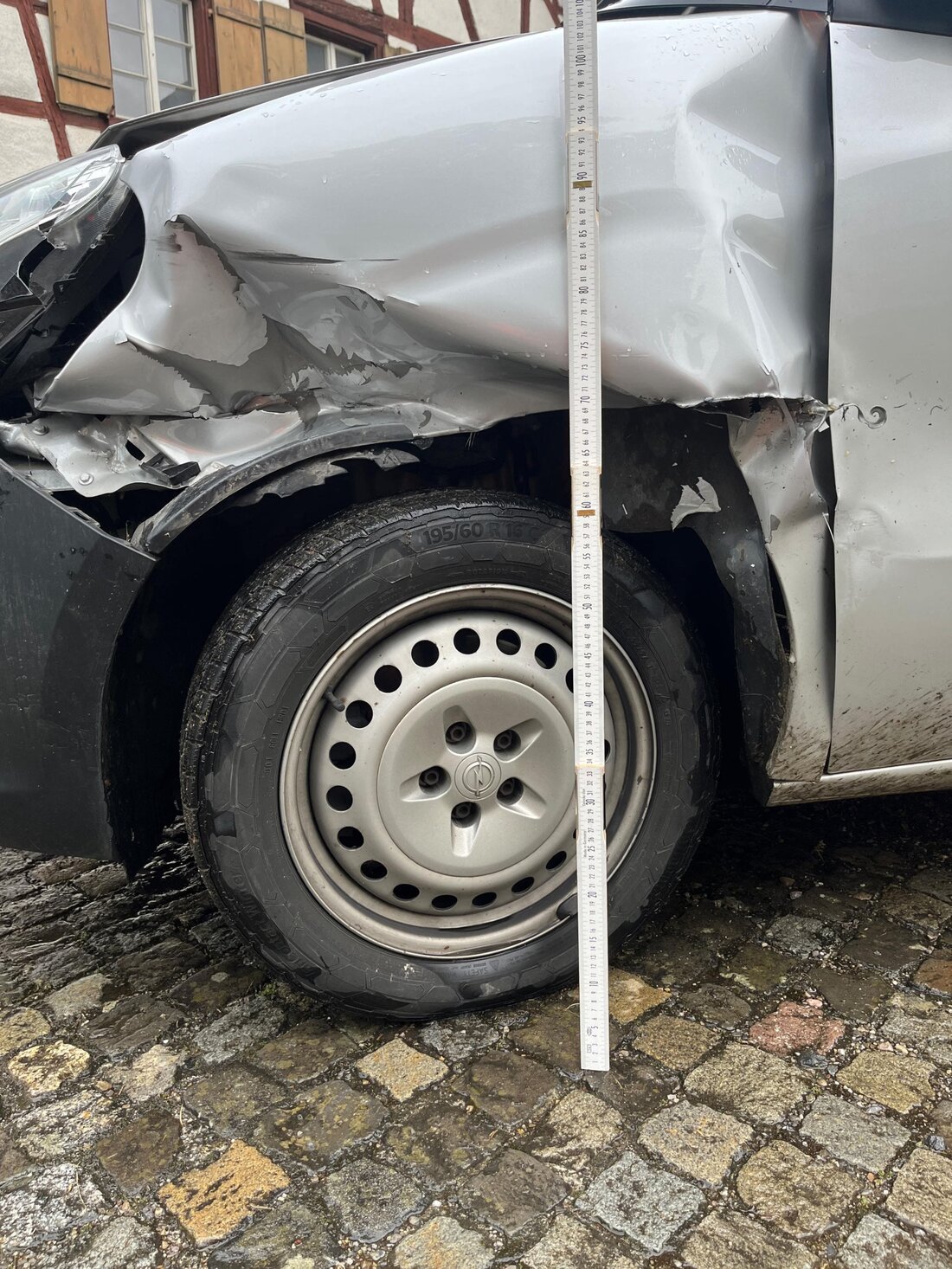 In Oberneunforn verletzte sich eine Kleinmotorradfahrerin bei der Kollision mit einem Lieferwagen. Die Polizei ermittelt.