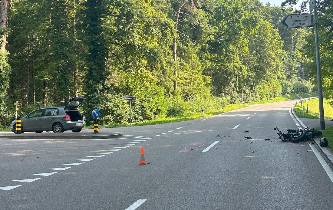 Bei einer Kollision in Egelshofen wurde eine Motorradfahrerin schwer verletzt. Die Kantonspolizei ermittelt zur Unfallursache.
