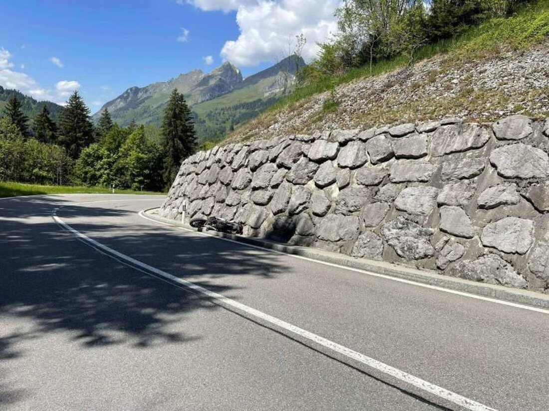 Zwei Motorradfahrer verletzen sich bei Verkehrsunfällen in Jaun am 18. Mai 2025. Ermittlungen laufen, Präventionsaktionen geplant.