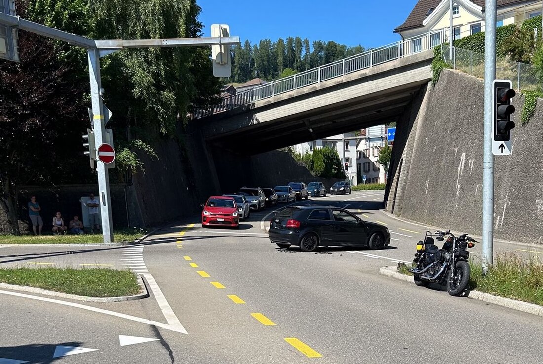 Zwei Motorradunfälle in Herisau und Rehetobel am Wochenende führten zu Verletzungen. Rettungsdienst brachte die Fahrer ins Spital.