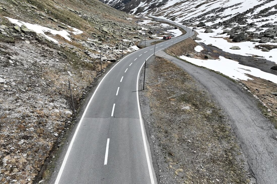 In Susch verletzte sich ein 61-jähriger Motorradfahrer bei einem Selbstunfall auf dem Flüelapass. Unfallhergang wird untersucht.