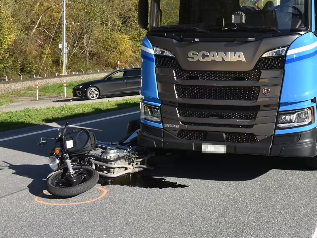 Am 22. Oktober 2024 kam es auf der N28 in Luzein zu einem Unfall zwischen einem Motorrad und einem Lastwagen. Der 78-jährige Motorradfahrer wurde leicht verletzt.