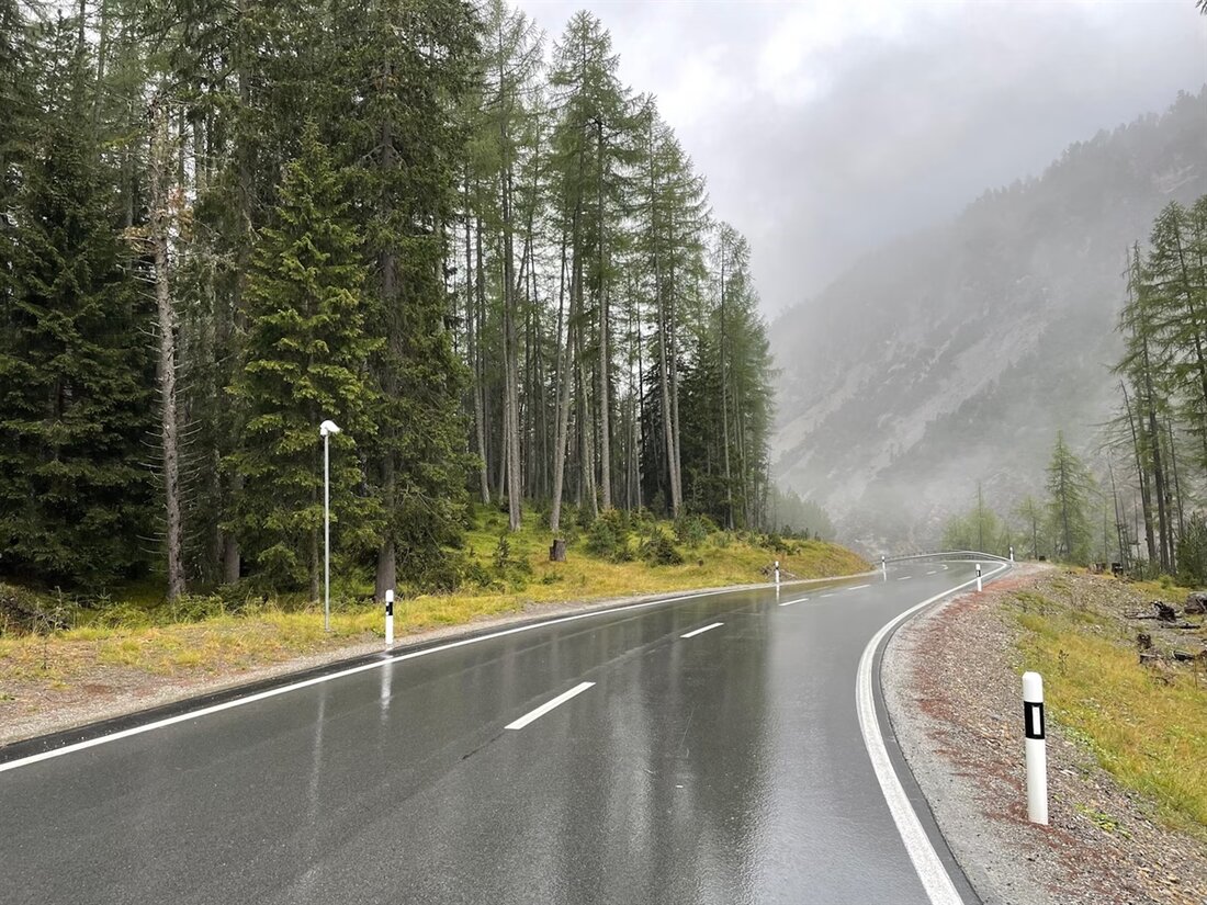 Ein Motorradfahrer stürzt am Ofenpass auf nasser Fahrbahn. Der 45-Jährige wurde schwer verletzt und ins Spital geflogen.