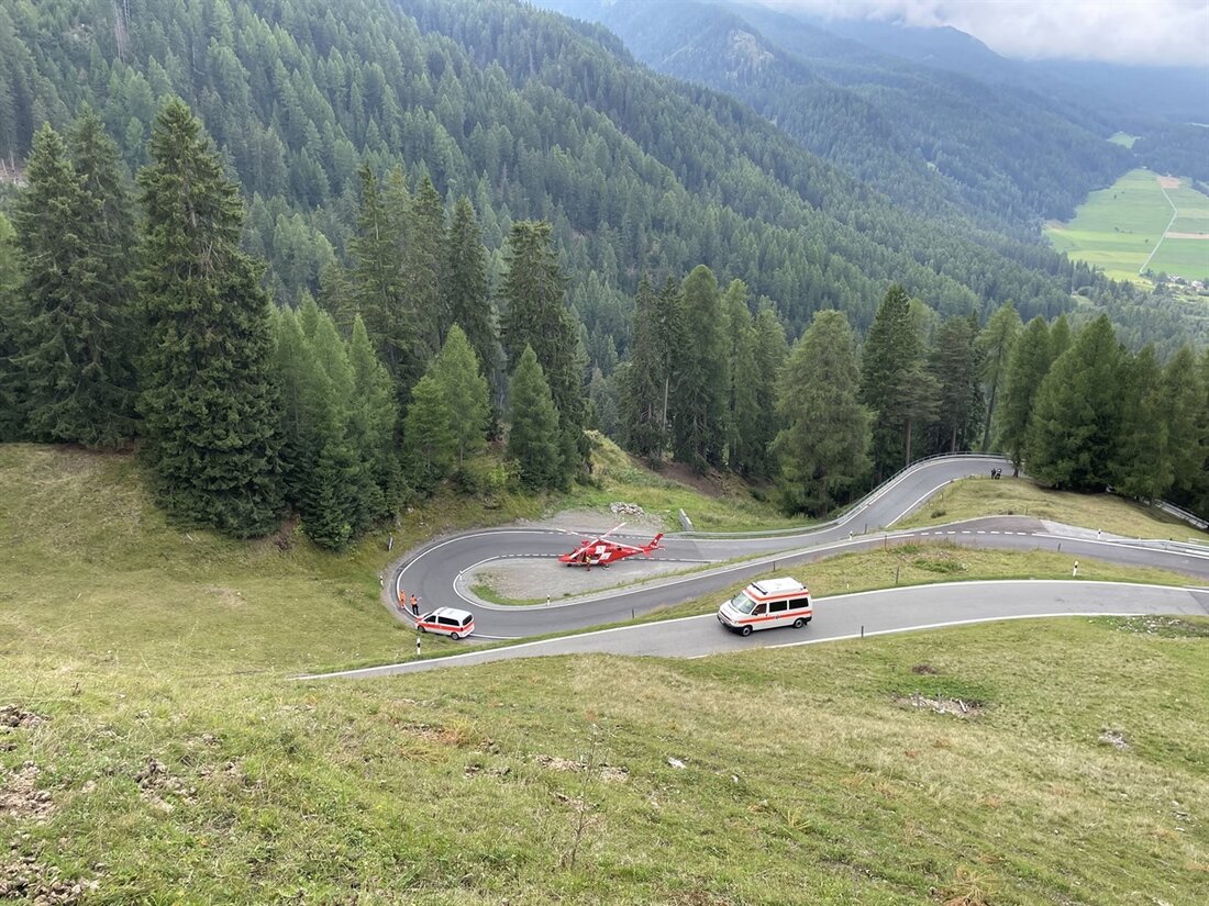Motorradfahrer verunfallt am Umbrailpass in Sta. Maria Val Müstair. 45-Jähriger verletzt, Erste Hilfe von Passanten geleistet.