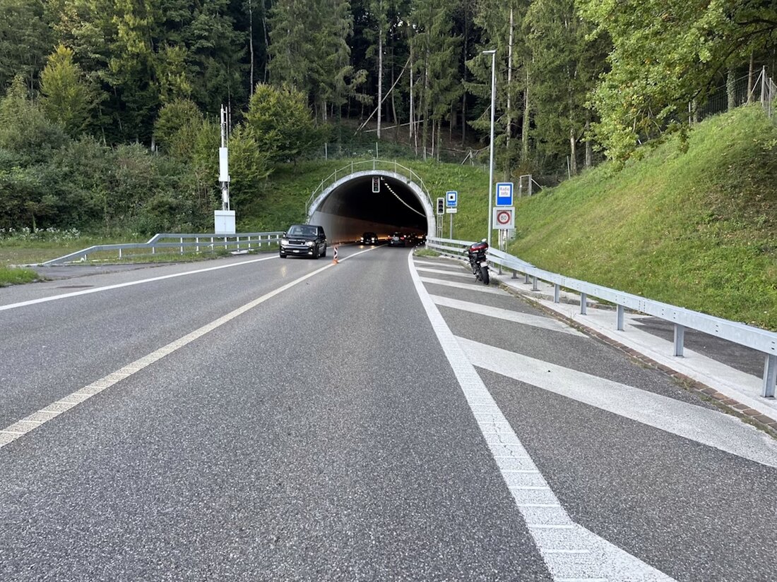 Ein 72-jähriger Motorradfahrer verunfallte am 19.09.2025 auf der A15 in Rapperswil-Jona und wurde schwer verletzt.