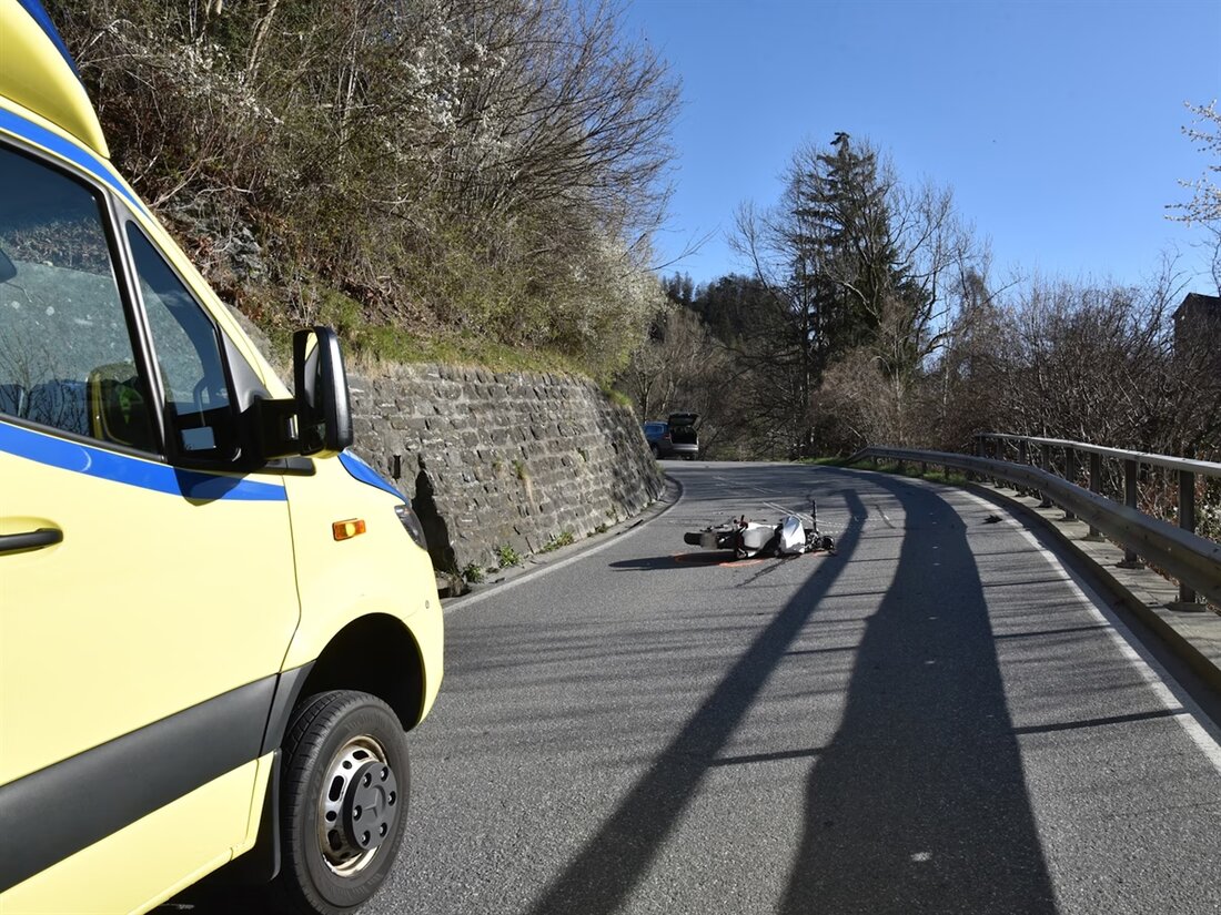 Am Mittwochnachmittag stürzte eine 21-jährige Motorradfahrerin in Tomils und verletzte sich leicht. Kantonspolizei ermittelt.
