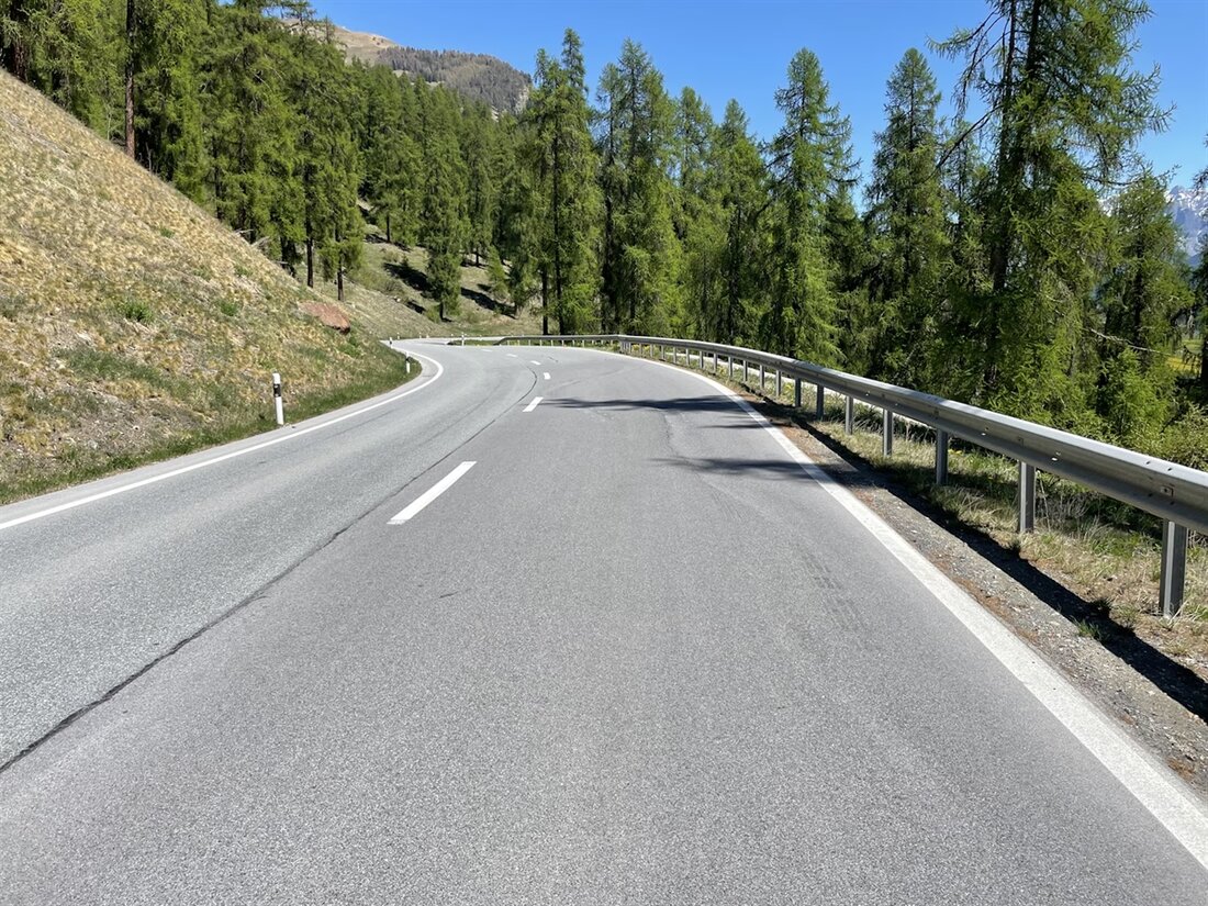 Eine 53-jährige Motorradfahrerin stürzte bei Ardez nach Kollision mit der Leitplanke. Sie wurde ins Spital gebracht. Unfallursache wird untersucht.