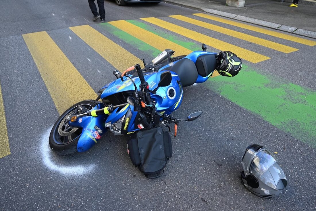 Am Mittwoch, den 01.10.2025, verletzte sich ein 51-jähriger Motorradfahrer bei einem Selbstunfall auf der St.Gallerstrasse in Rorschach.