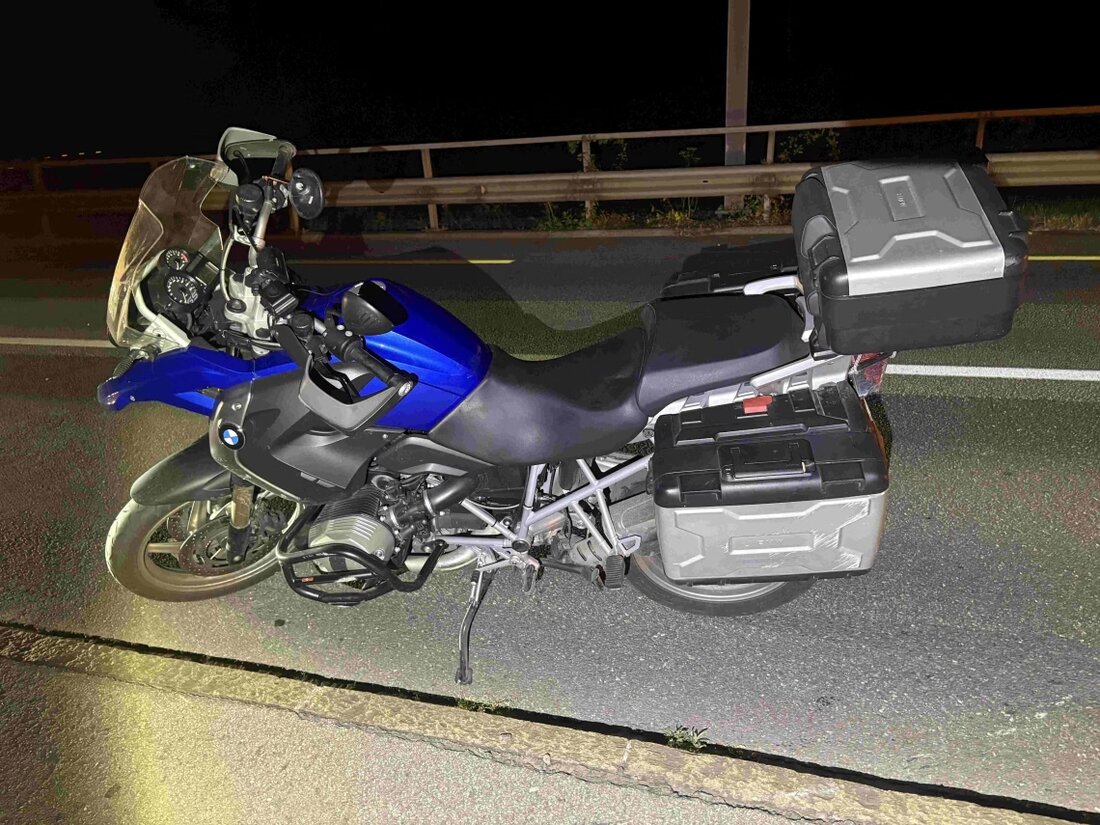 Selbstunfall mit Motorrad in Walenstadt: Ein 40-jähriger Fahrer und seine Beifahrerin verletzen sich schwer. Unfallursache unklar.