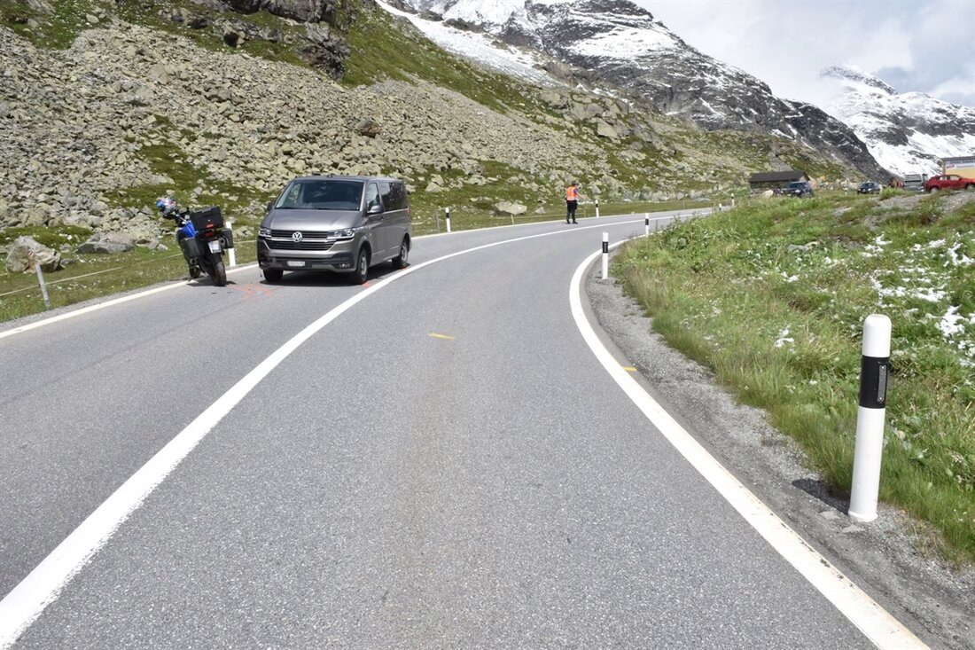 Motorradfahrerin aus Australien kollidiert auf dem Julierpass nach Verwechslung der Strassenseite mit einem Personenwagen.