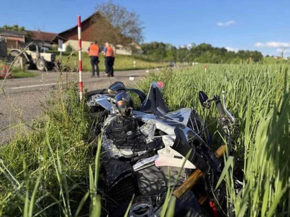 Ein 23-jähriger Motorradfahrer wurde bei einem Unfall in Riedikon schwer verletzt, nachdem ein Traktor ihm den Weg versperrte.