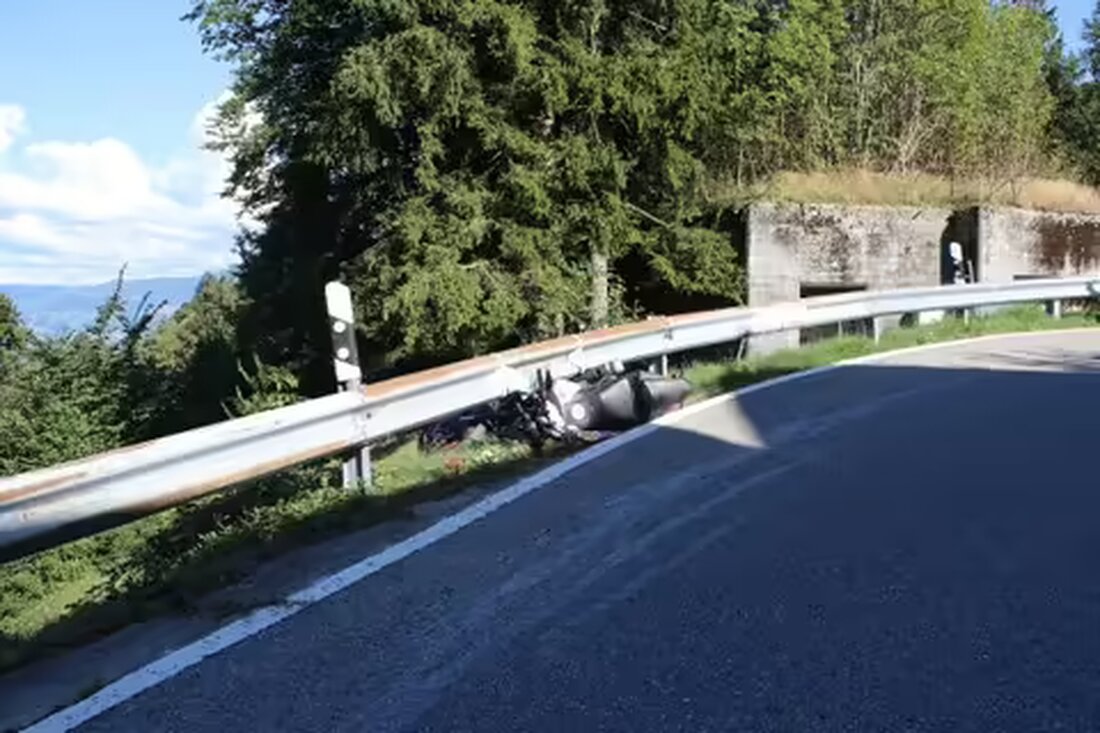 Ein 22-jähriger Motorradfahrer stürzt in Oberegg bei einem Fahrfehler. Beide Insassen werden leicht verletzt ins Spital gebracht.