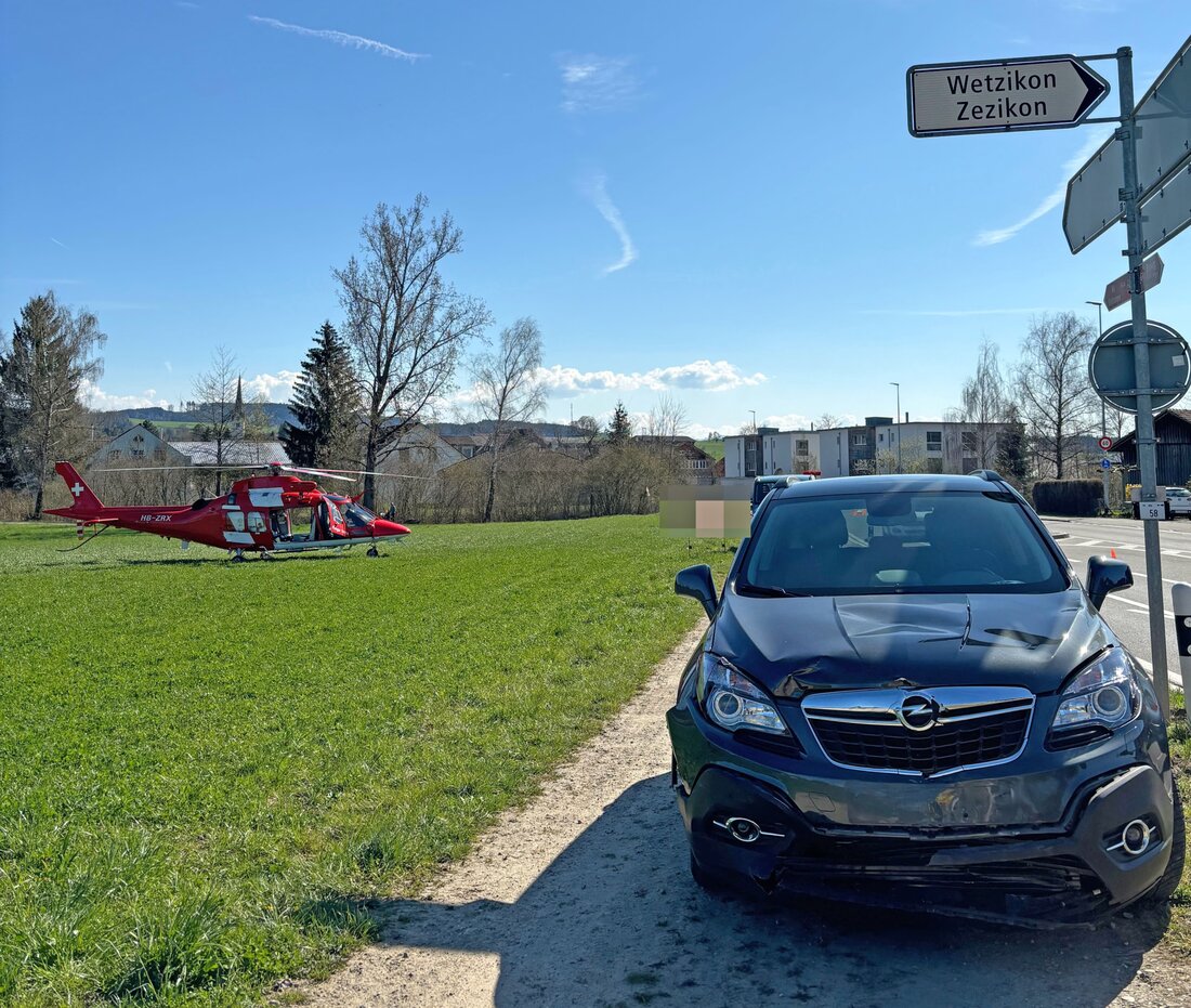 In Affeltrangen verletzte eine 86-jährige Autofahrerin beim Abbiegen einen Motorradfahrer schwer. Rega-Einsatz nach Unfall.