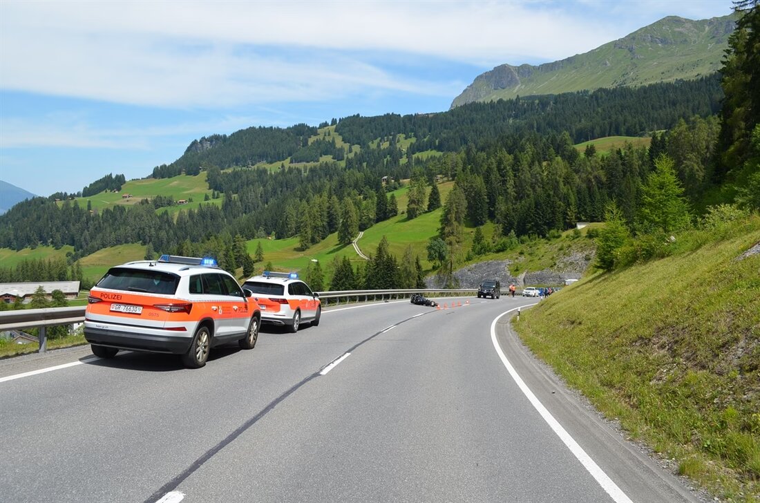 In Churwalden kollidierte ein Auto mit einem Motorrad, der Fahrer wurde verletzt und ins Spital gebracht. Die Polizei ermittelt.