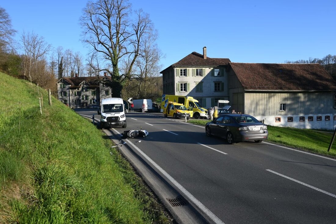 Verkehrsunfall in Gossau: Ein 17-jähriger Motorradfahrer wurde leicht verletzt, als er mit einem Lieferwagen und einem Auto kollidierte.