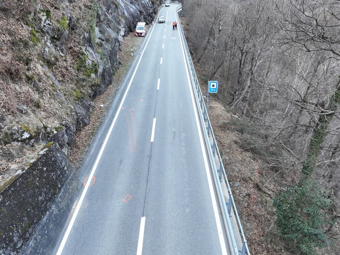 In Grono verletzte sich ein 69-jähriger Motorradfahrer schwer, als er in eine Leitplanke prallte. Die Polizei ermittelt.