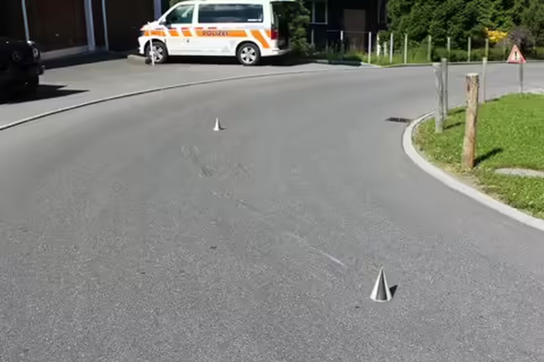 Ein 74-jähriger Motorradfahrer stürzte in Haslen und verletzte sich schwer. Details zum Unfallhergang und Rettungsmaßnahmen.