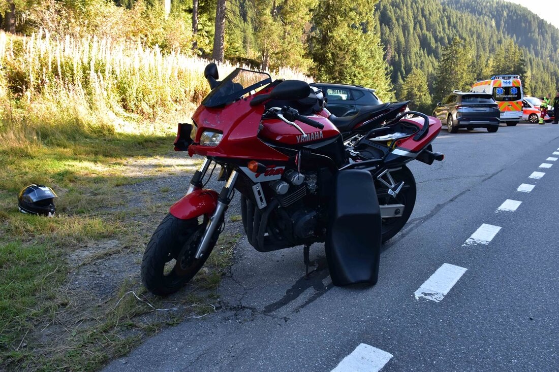 Am Samstagnachmittag kam es in Klosters-Serneus zu einer Kollision zwischen einem abbiegenden Auto und einem Motorrad, wobei ein Fahrer leicht verletzt wurde.