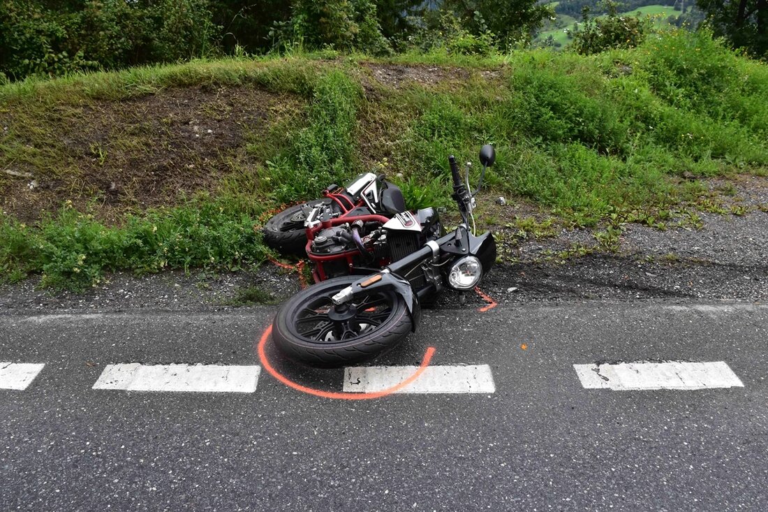 In Laax ereignete sich ein Motorradunfall, bei dem ein 21-Jähriger verletzt wurde. Die Ursachen werden von der Polizei ermittelt.