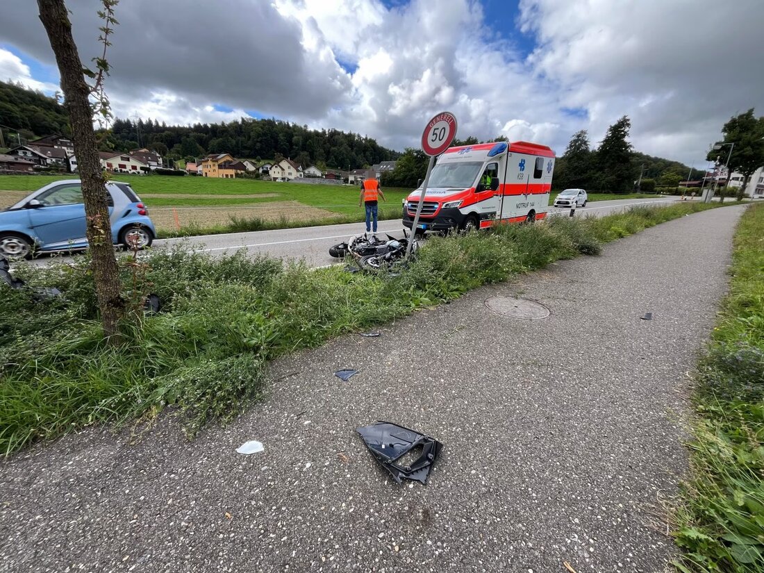 Am Samstag verunglückte eine 19-jährige Motorradlenkerin in Mägenwil. Polizei sucht Zeugen des Vorfalls. Verletzungen verständigt.