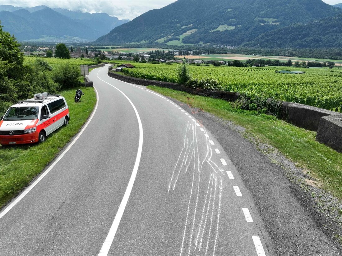 In Maienfeld stürzte ein 35-jähriger Motorradfahrer bei einer Linkskurve und verletzte sich mittelschwer. Rettungskräfte waren im Einsatz.