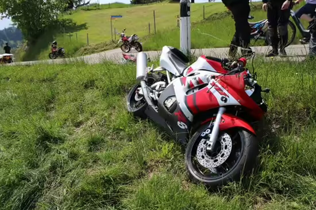 Ein 18-jähriger Lernfahrer stürzt bei einem Selbstunfall in Oberegg und erleidet mittel schwere Verletzungen. Unfallursache unklar.