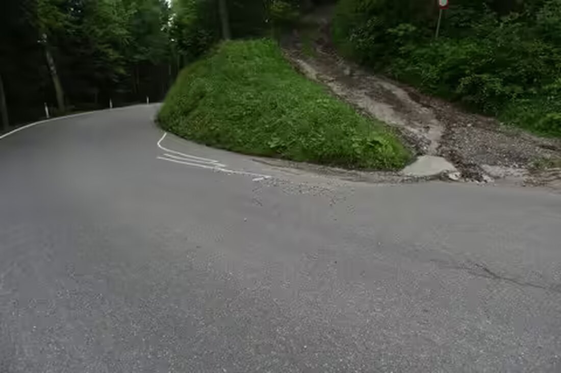 Bei einem Motorradunfall in Oberegg verletzte sich eine 41-jährige Beifahrerin am Fuß und musste ins Spital gebracht werden.