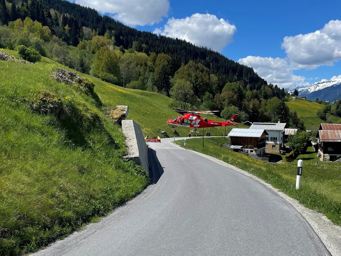 In Obersaxen stürzte ein 78-jähriger Motorradfahrer aufgrund von Kies auf der Fahrbahn. Er wurde ins Spital geflogen.