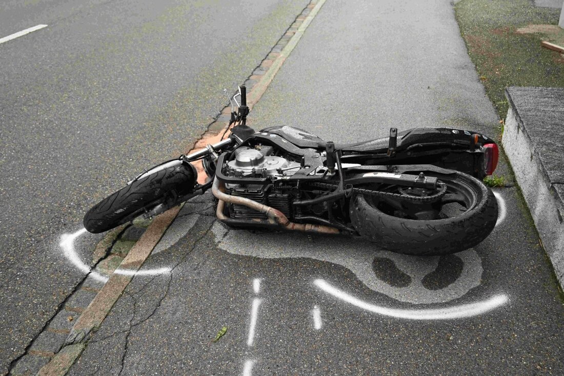 Ein 33-jähriger Motorradfahrer verunfallte in Oberuzwil, während er ohne Führerausweis und Kontrollschild fuhr. Unbestimmte Verletzungen.