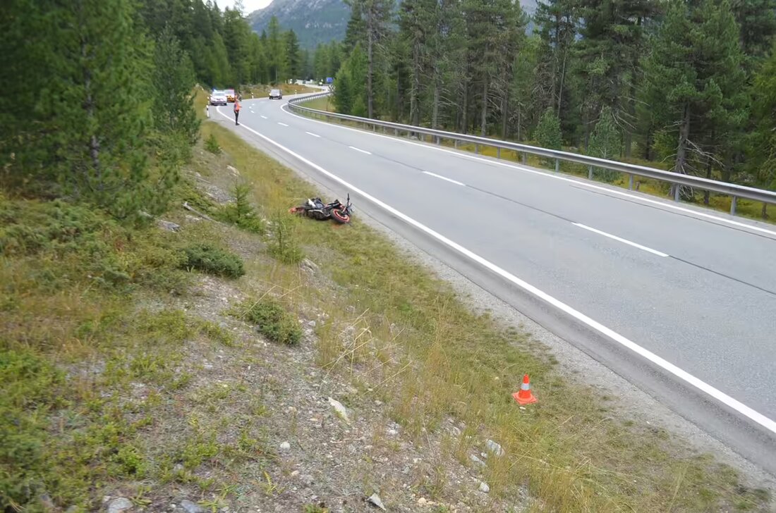 In Pontresina kam es zu einem Motorradunfall, bei dem ein 55-jähriger Fahrer verletzt wurde. Kantonspolizei ermittelt.