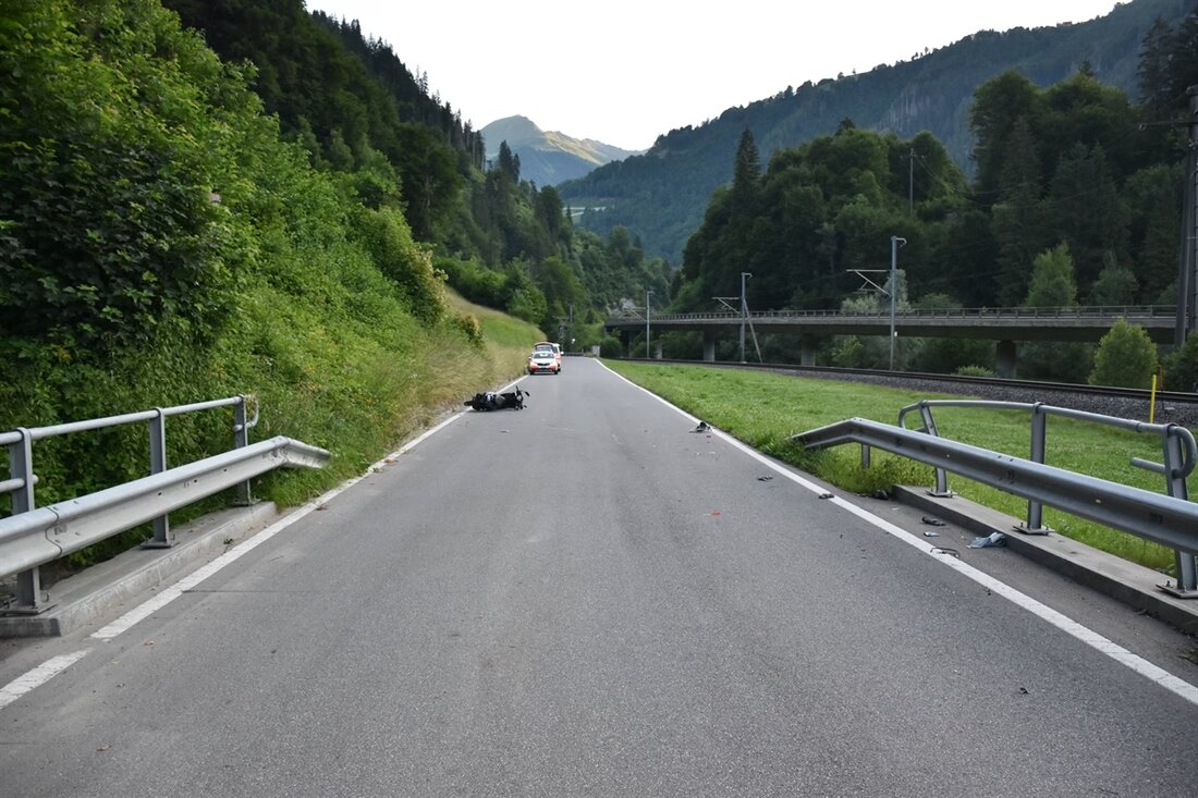 In Pragg-Jenaz verletzte sich ein 69-jähriger Motorradlenker bei einem Unfall schwer. Kantonspolizei und Rettungsdienst im Einsatz.