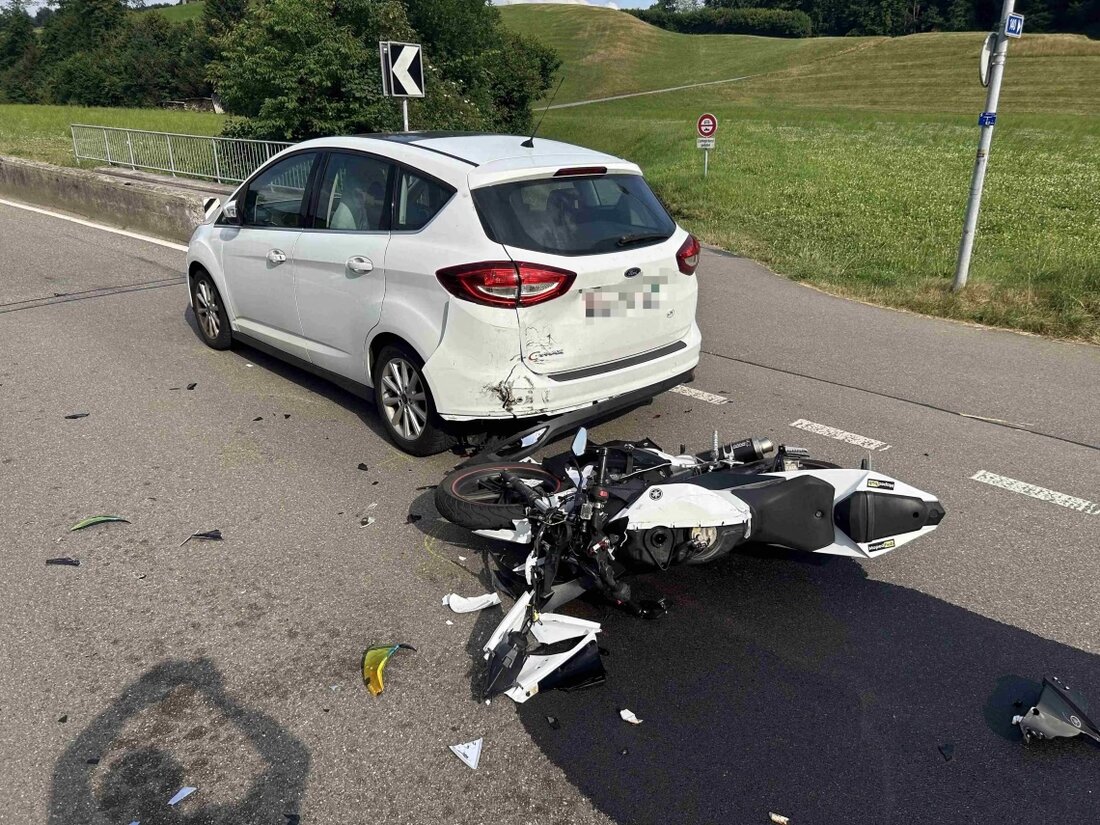 In Rapperswil-Jona kam es am 3. Juli 2025 zu einem Unfall zwischen Motorrad und Auto, bei dem ein 16-Jähriger leicht verletzt wurde.
