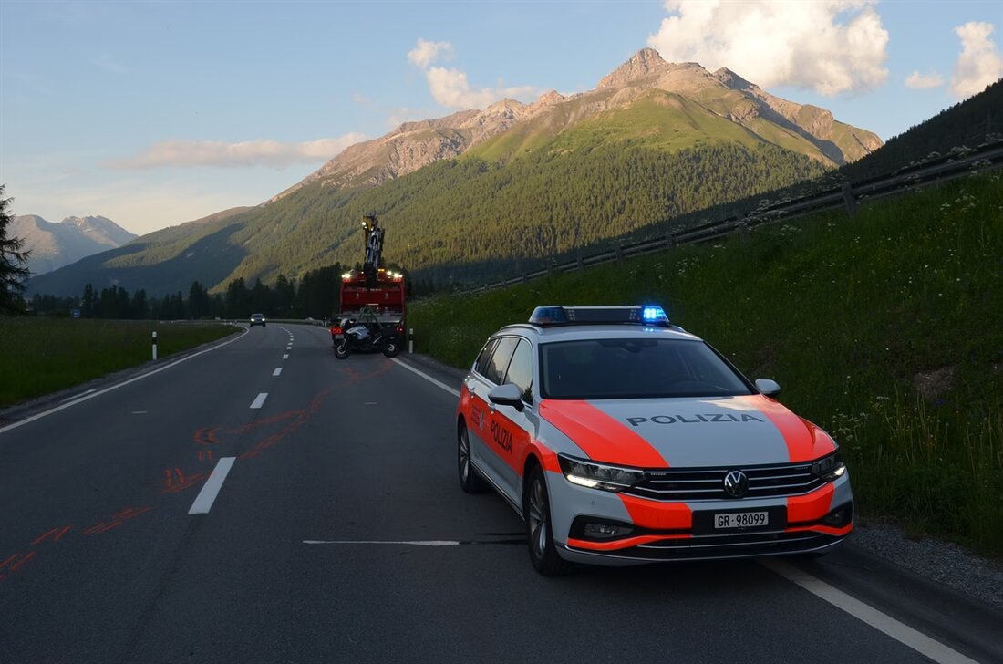 In S-chanf stürzte ein 40-jähriger Motorradfahrer bei einem Verkehrsunfall. Er wurde verletzt und ins Krankenhaus gebracht.