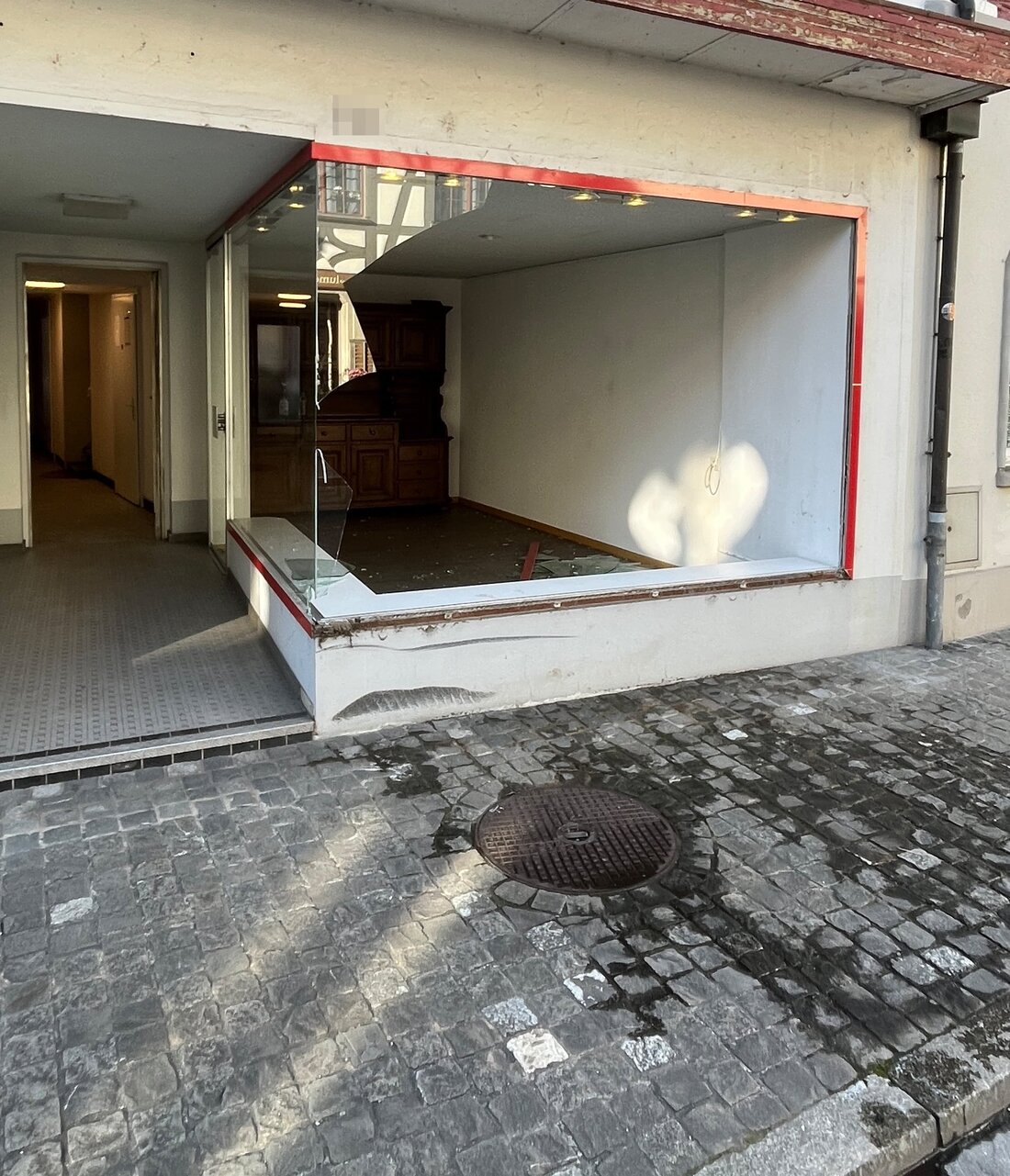 Bei einem Motorradunfall in Steckborn stürzte ein 64-Jähriger in ein Schaufenster und verletzte sich mittelschwer. Unfallursache wird geklärt.