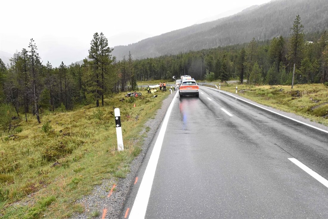 In Tschierv stürzte ein 55-jähriger Motorradfahrer am Samstagnachmittag auf regennasser Fahrbahn und wurde verletzt.