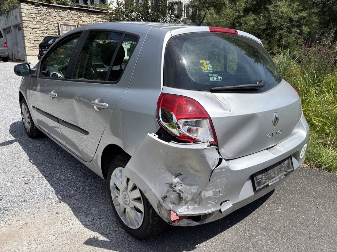 Am Samstag kam es auf der Uznacherstrasse in Bollingen zu einem Unfall zwischen einem Auto und einem Motorrad, wobei ein Fahrer verletzt wurde.