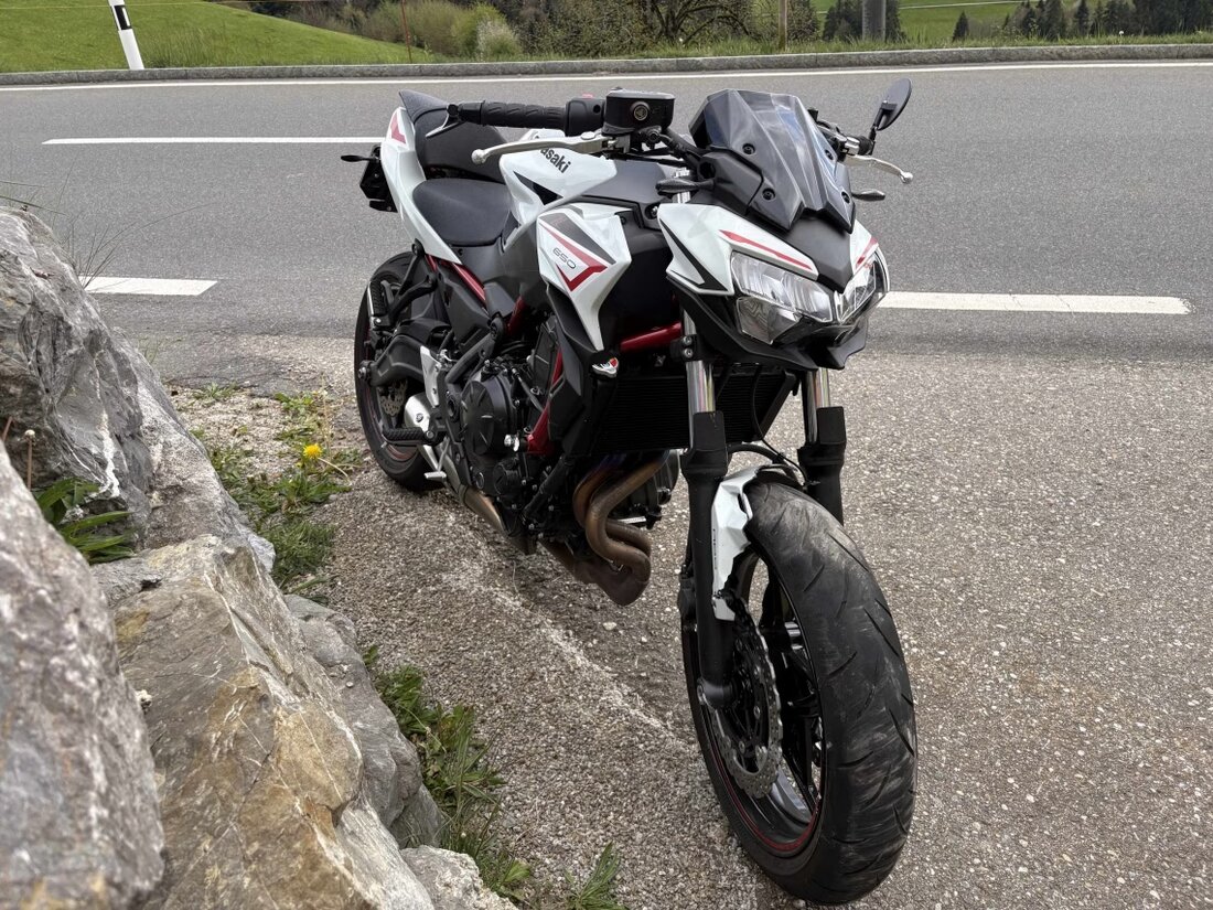 Am Montag kam es in Wattwil zu einem Selbstunfall mit einem Motorrad. Eine 23-jährige Fahrerin wurde leicht verletzt.