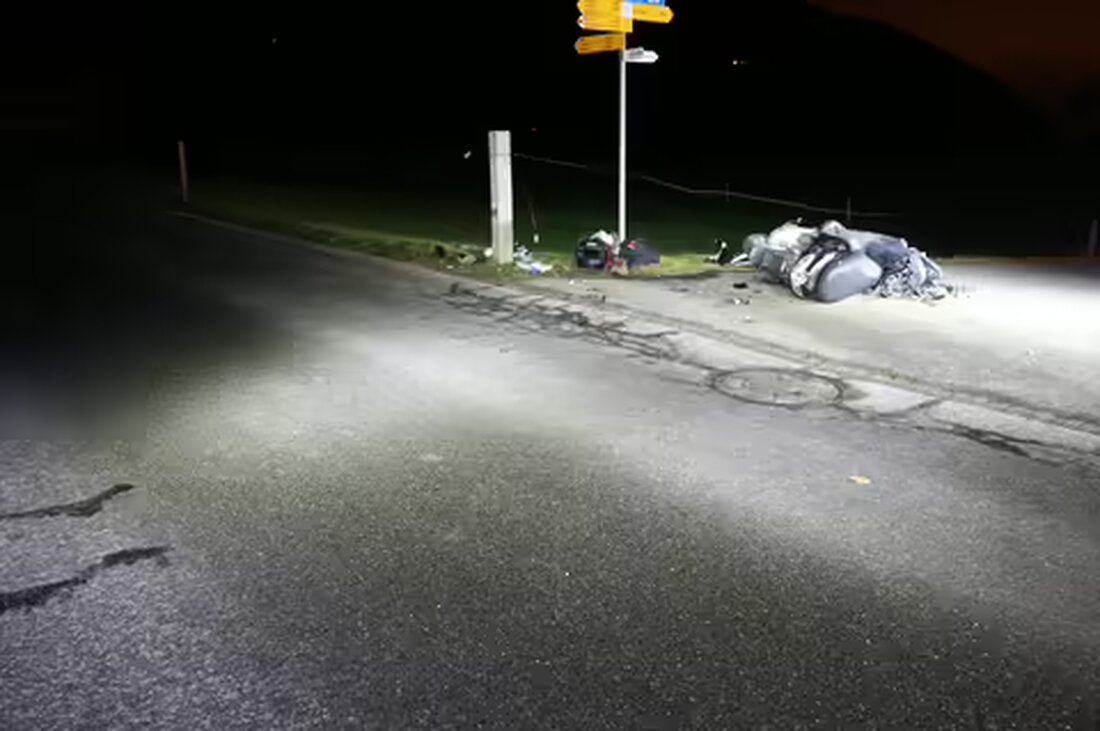 Ein 16-jähriger Motorradfahrer und sein 15-jähriger Beifahrer erlitten Verletzungen nach einem Unfall in Weissbad. Die Ursachen sind unklar.