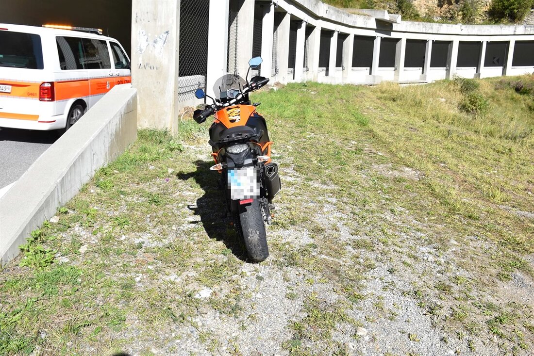 In Zernez kam es zu einer Streifkollision zwischen einem Motorrad und einem Lastwagen. Die verletzte Fahrerin wurde ins Spital gebracht.