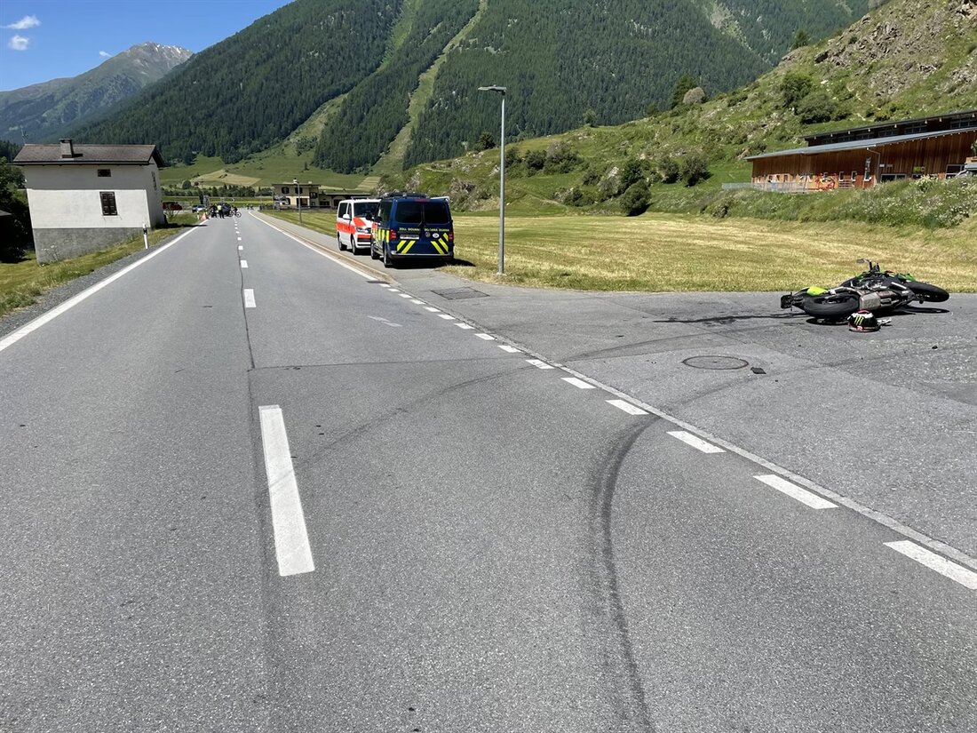 In Zernez kam es während eines Überholmanövers zu einem Unfall zwischen Motorrad und Auto, der Motorradfahrer wurde verletzt.