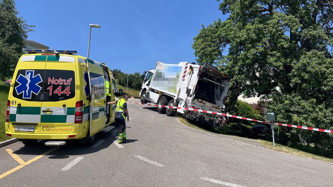 In Beinwil am See verunfallte ein Mülllastwagen beim Rangieren. Der Fahrer blieb unverletzt, zog sich jedoch beim Aussteigen leichte Verletzungen zu.