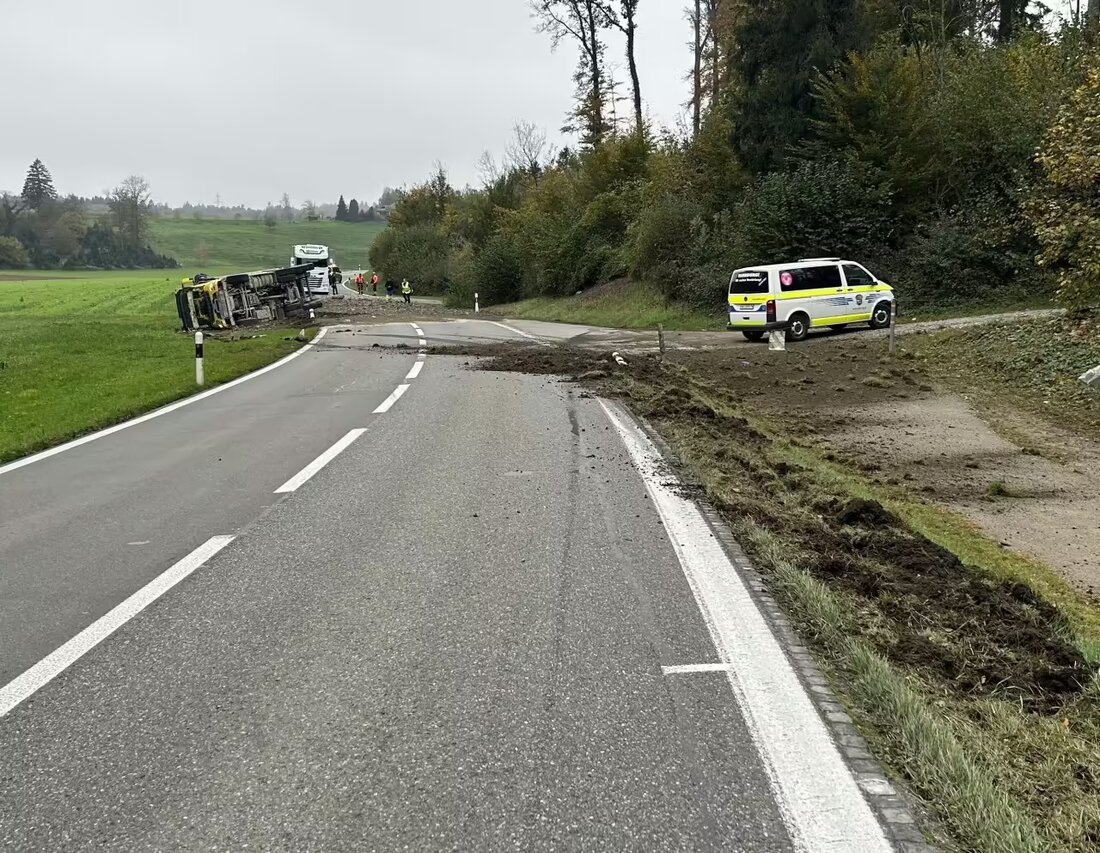 Bei Rottenschwil kippte ein Muldenkipper mit Kies auf die Seite. Der Fahrer blieb unverletzt. Die Polizei ermittelt.