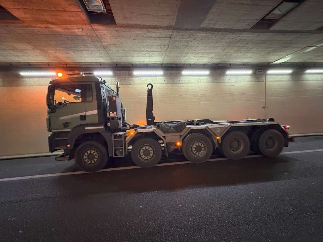 Ein Muldentransporter beschädigte am 25.03.2025 die Tunneldecke der A1 bei St. Fiden, was eine dreistündige Sperrung zur Folge hatte.