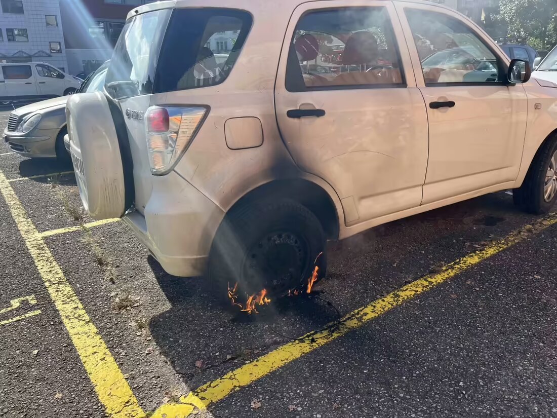 Am Montag, 21.10.2024, wurden in Rapperswil und Jona zwei Fahrzeugbrände gemeldet. Die Kantonspolizei sucht Zeugen.