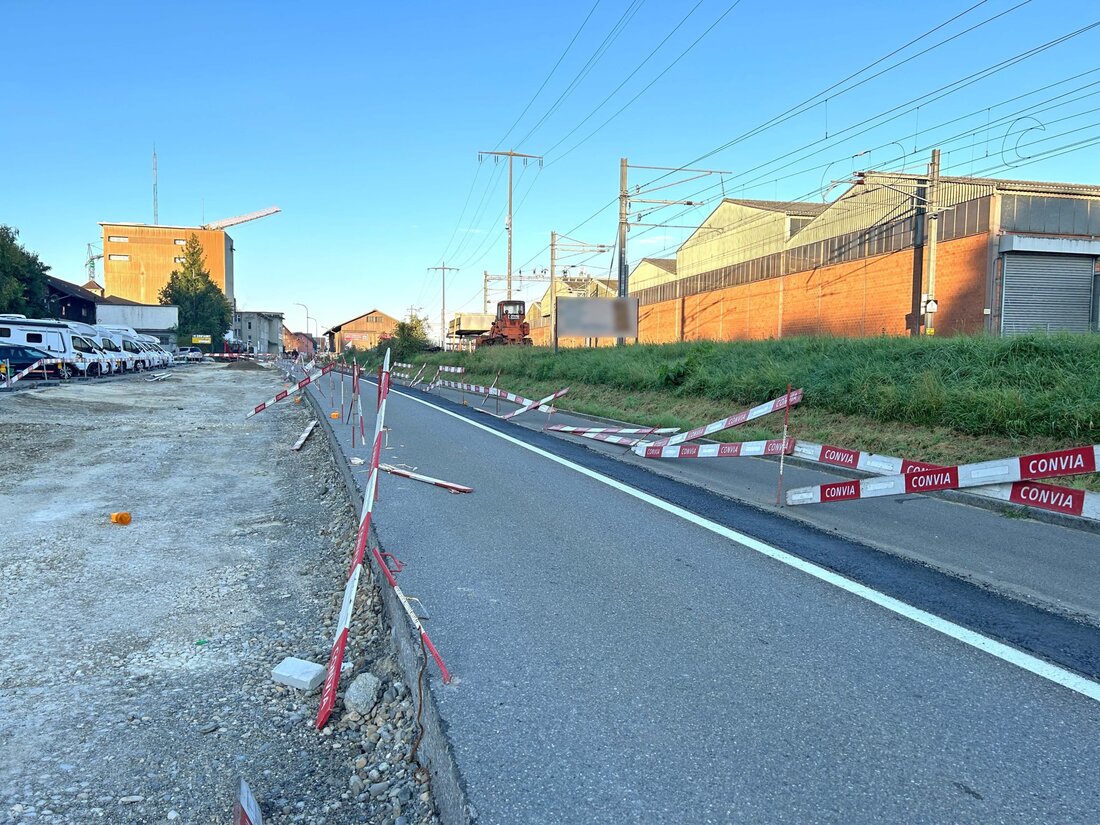 Bei einem Unfall in Islikon wurden Baustellenabschrankungen beschädigt. Kantonspolizei Thurgau sucht Zeugen. Hinweise erbeten.