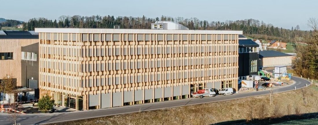 Griesser AG präsentiert nachhaltige Beschattungslösungen im neuen Blumer Lehmann Holzbau, vereint Ästhetik und Funktionalität.