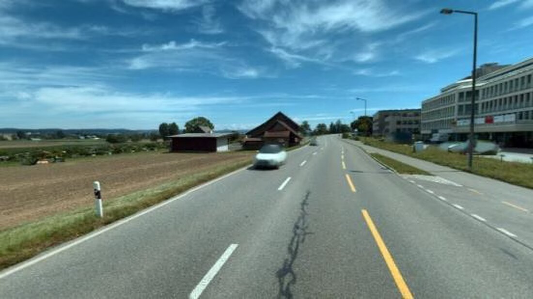 Die Busspur zwischen Dübendorf und Fällanden wird verlängert und optimiert, um die Fahrplanstabilität des ÖV zu verbessern.