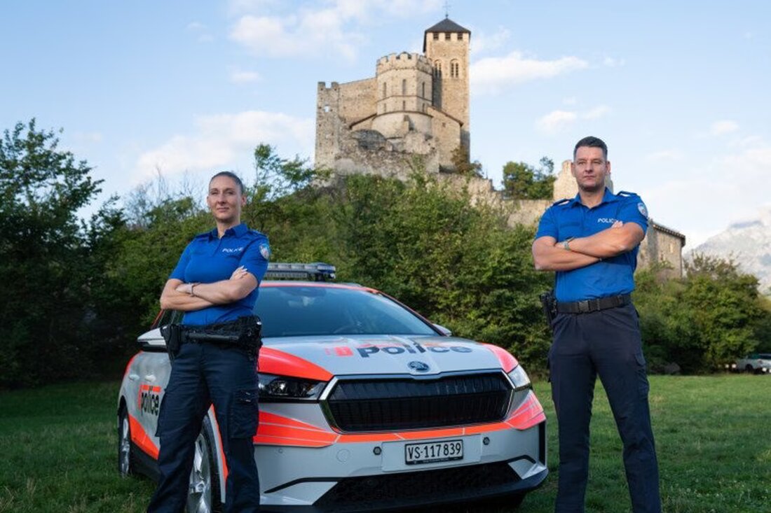 Ab Januar 2026 rüsten sich die lateinischen Polizeikorps der Schweiz mit neuen, einheitlichen KEP-Uniformen aus, um die Nachhaltigkeit und Kosten zu optimieren.