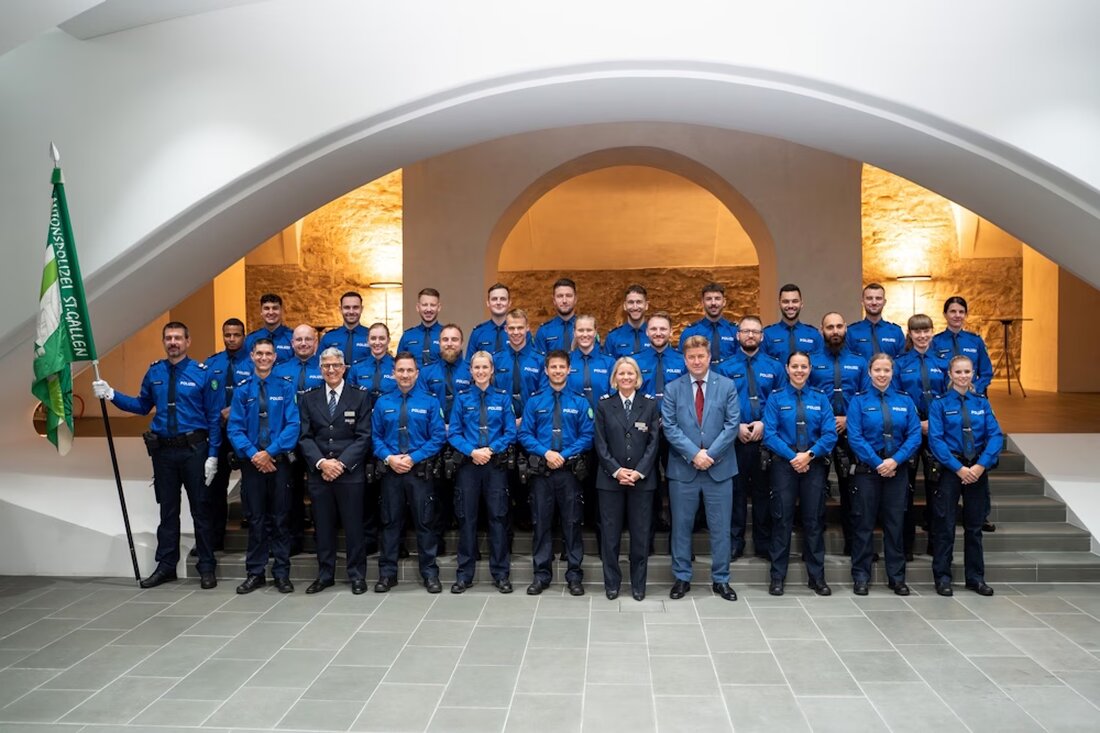 Am 26.09.2025 wurden 26 neue Polizistinnen und Polizisten in St.Gallen offiziell befördert. Regierungsrat Hartmann würdigte ihren Abschluss nach zweijähriger Ausbildung.