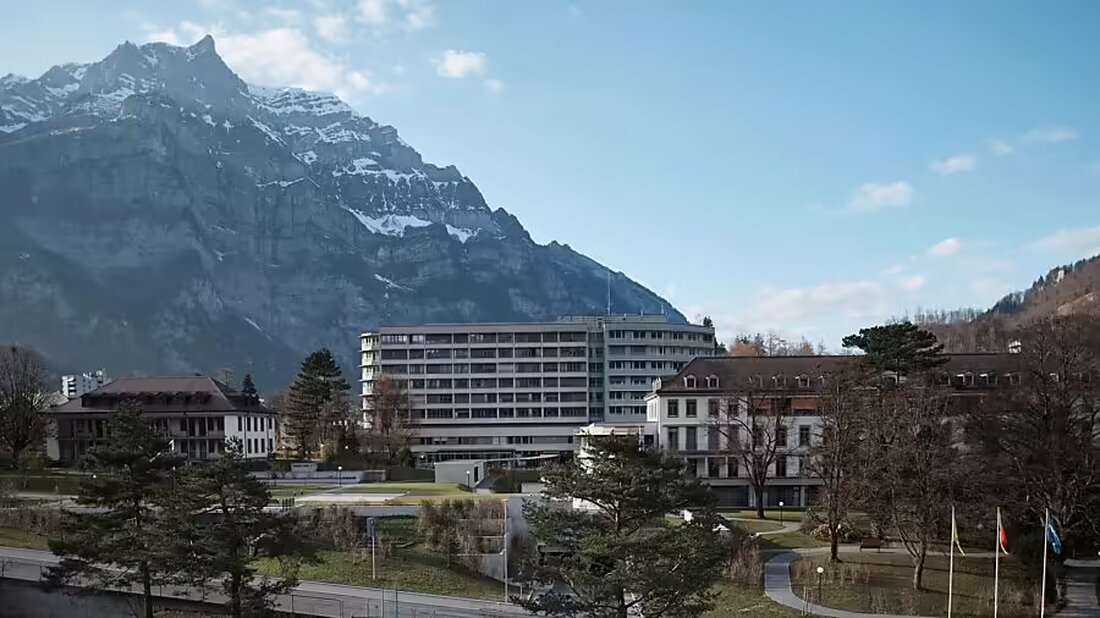Der Kanton Glarus gründet die Psychiatrischen Dienste Glarus AG zur Verbesserung der psychischen Gesundheitsversorgung bis 2025.